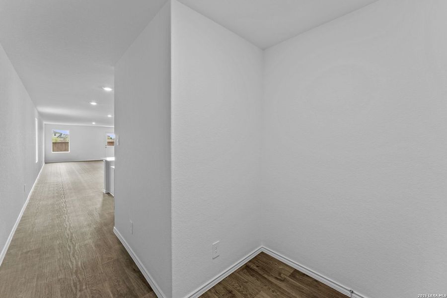 Spacious, unfurnished interior of a new home in Avenida, Converse (Image 25).