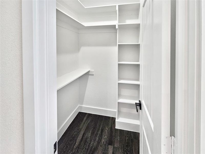 Spacious, unfurnished interior of a new home in , Malakoff (Image 17).