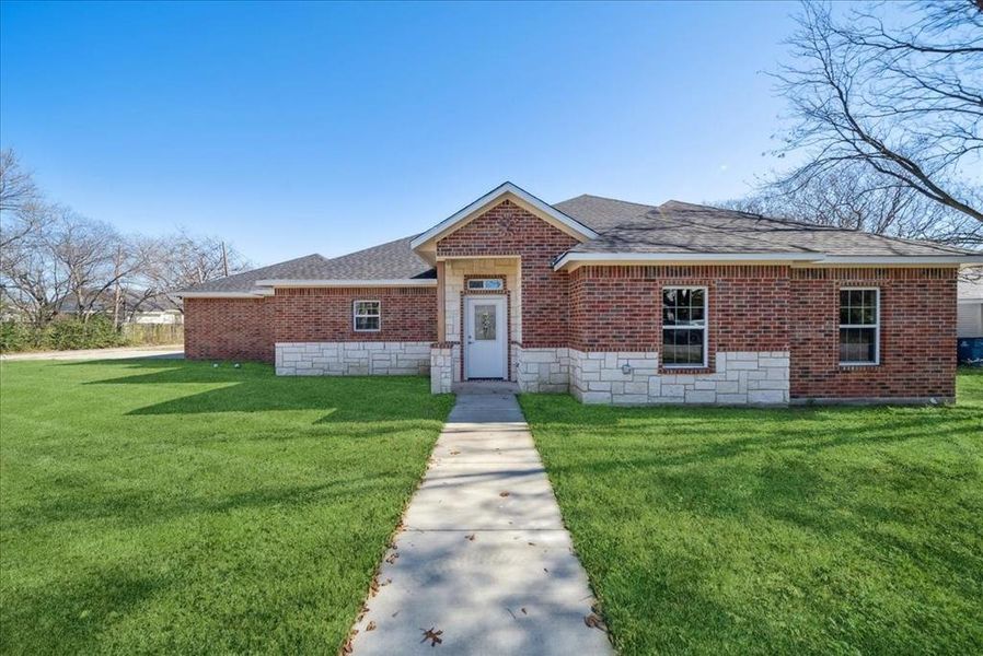 Ranch-style house featuring a front lawn