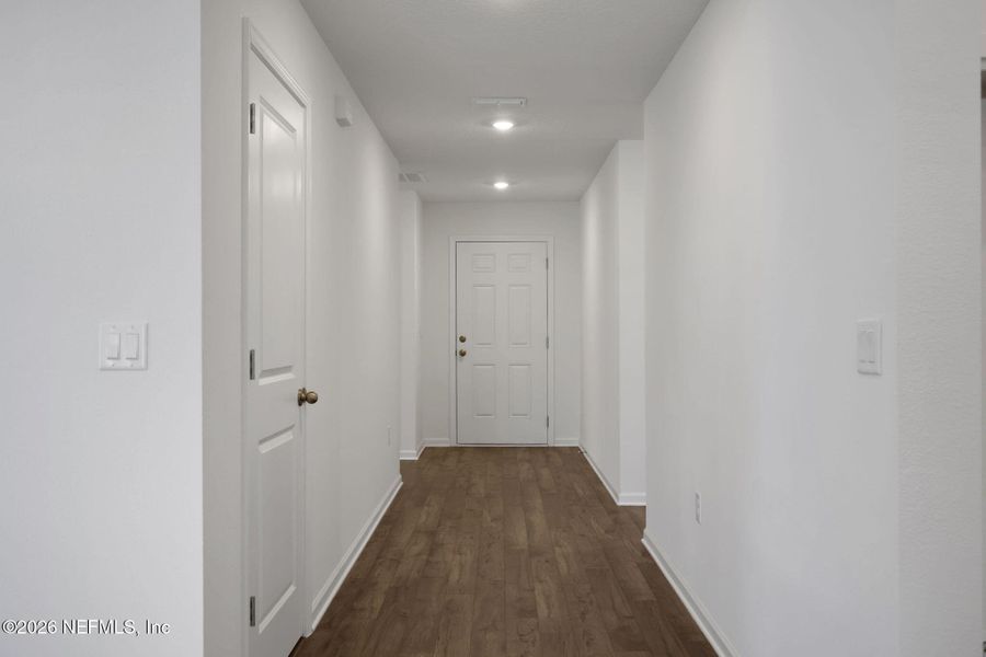 Spacious, unfurnished interior of a new home in Diamond Springs, Jacksonville (Image 26).