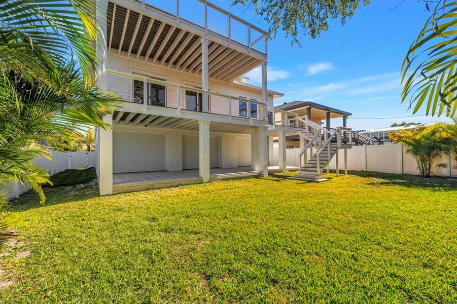 Exterior details and patio area of a home in , St. Petersburg (Image 33).