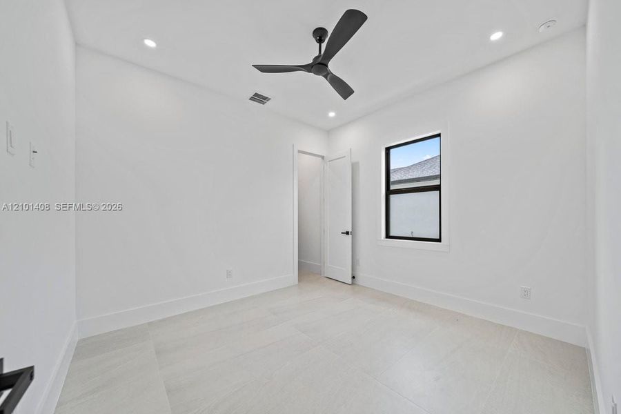 Spacious, unfurnished interior of a new home in , Cape Coral (Image 53).