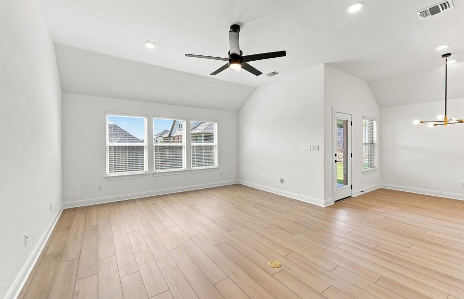 Spacious, unfurnished interior of a new home in Crescent Bluff, Georgetown (Image 24).