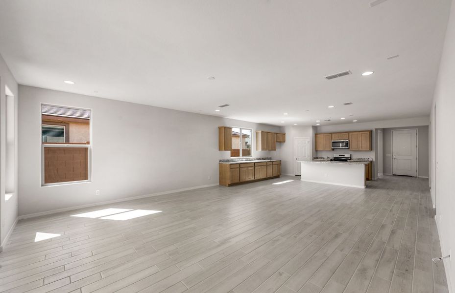 Spacious, unfurnished interior of a new home in Artisan at Asante, Surprise (Image 15).
