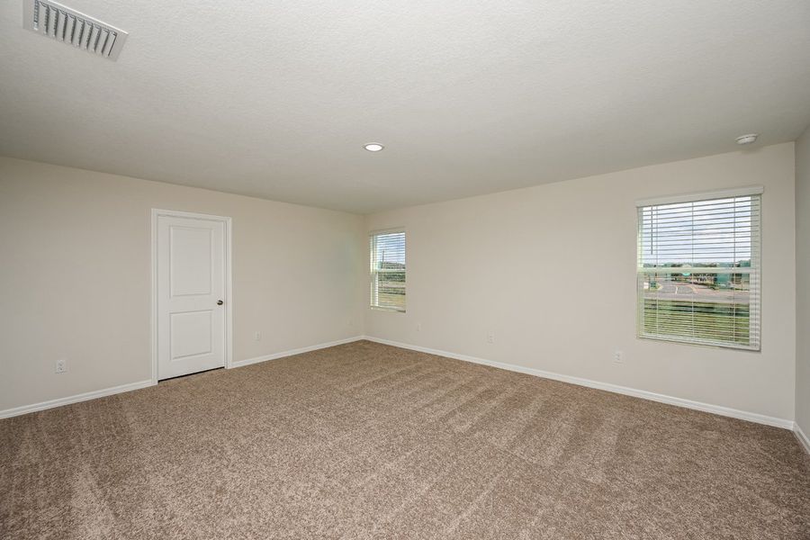 Spacious, unfurnished interior of a new home in Pasadena Ridge, Dade City (Image 15).