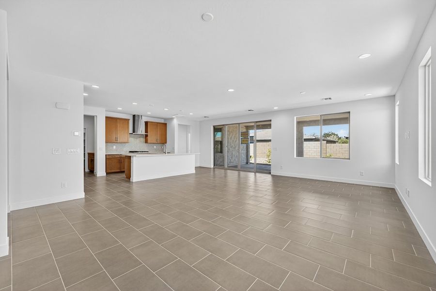 Spacious, unfurnished interior of a new home in Meridian, Queen Creek (Image 20).