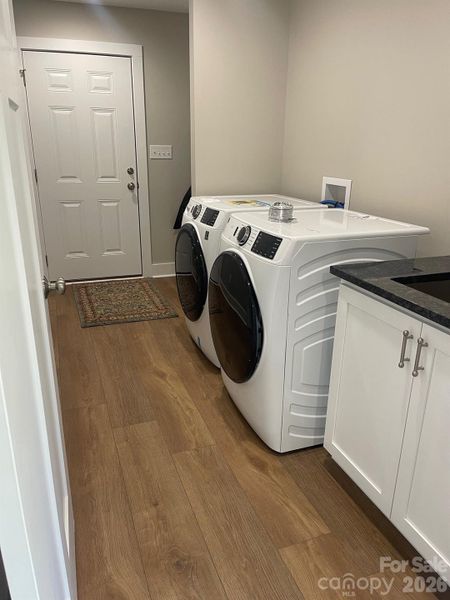 Mudroom/Laundry room with sink Mudroom/Laundry room with sink
