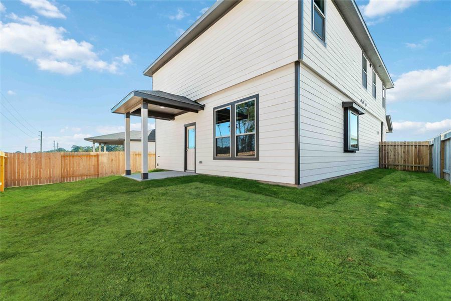 Exterior details and patio area of a home in Meadow Park, Conroe (Image 2). Exterior details and patio area of a home in Meadow Park, Conroe (Image 2).