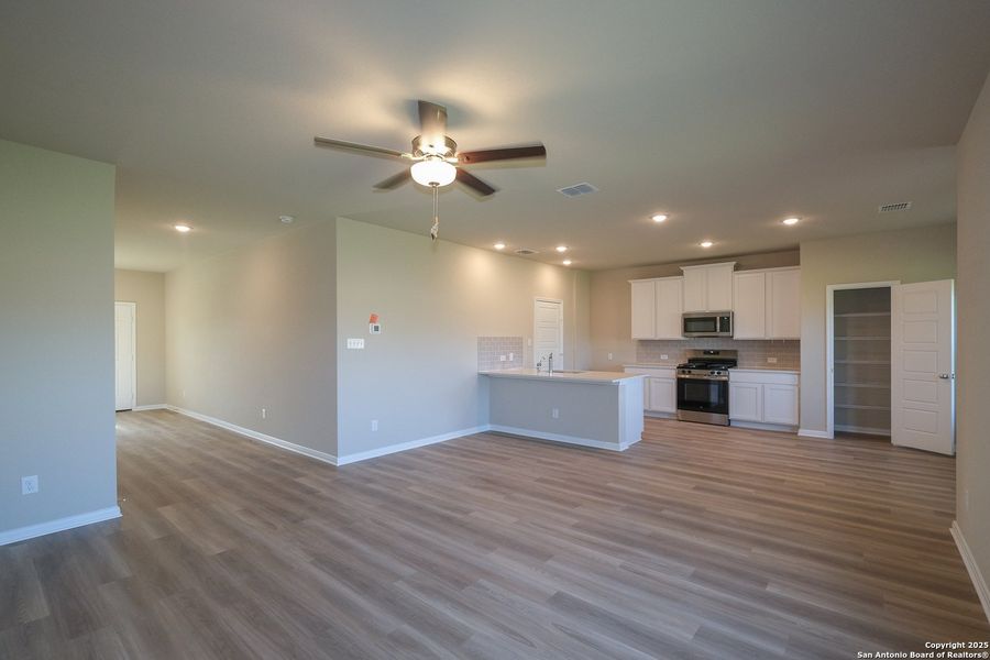Spacious, unfurnished interior of a new home in Winding Brook, San Antonio (Image 10).