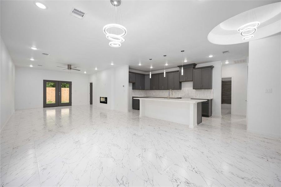 KITCHEN OPEN TO       FAMILY ROOM