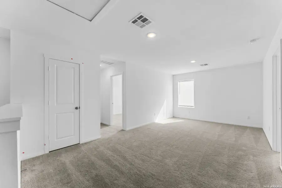 Spacious, unfurnished interior of a new home in Sky Ranch, New Braunfels (Image 27).