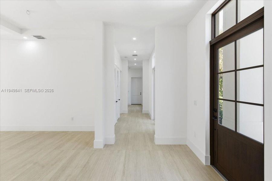 Spacious, unfurnished interior of a new home in , Pinecrest (Image 19).