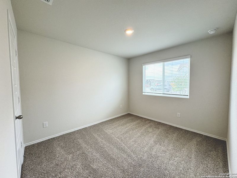 Spacious, unfurnished interior of a new home in Saengerhalle Meadows, New Braunfels (Image 11).