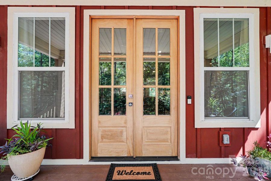 Exterior details and patio area of a home in , Columbus (Image 4).