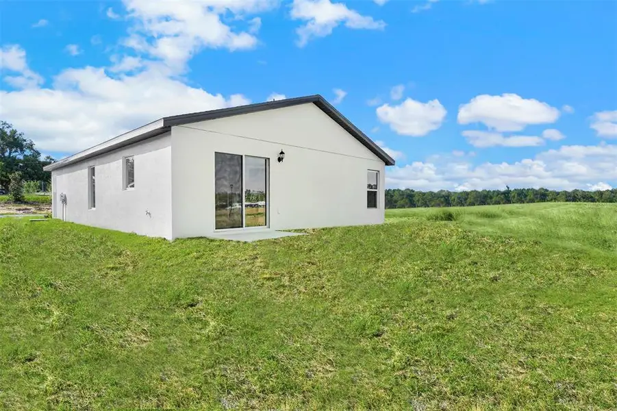 Exterior details and patio area of a home in Tula Parc, Astatula (Image 3).
