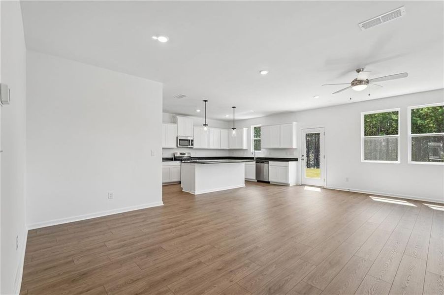 Spacious, unfurnished interior of a new home in Heritage River, Euharlee (Image 39).