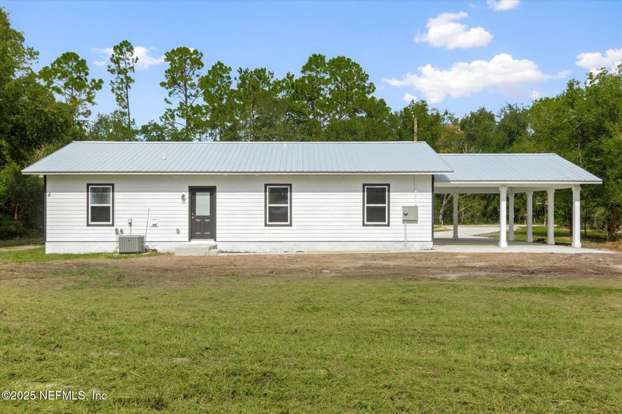 Exterior details and patio area of a home in , Palatka (Image 17).