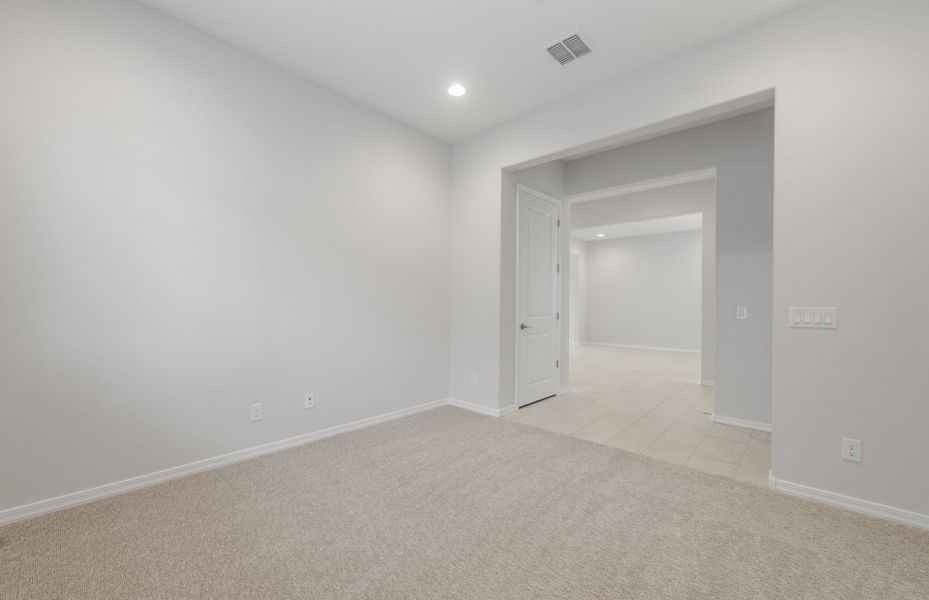 Spacious, unfurnished interior of a new home in Sun City Anthem at Merrill Ranch, Florence (Image 20).