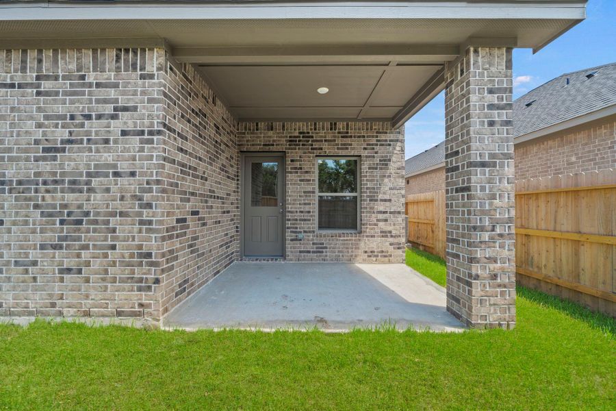 Exterior details and patio area of a home in Laurel Landing, Alvin (Image 20).