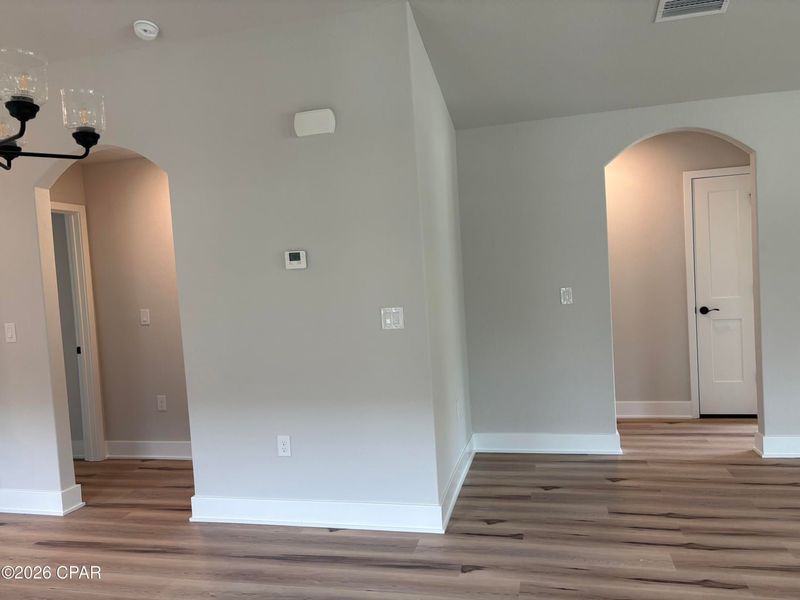 Spacious, unfurnished interior of a new home in East Bay, Panama City (Image 8).