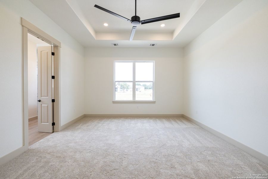 Spacious, unfurnished interior of a new home in , Bandera (Image 18).