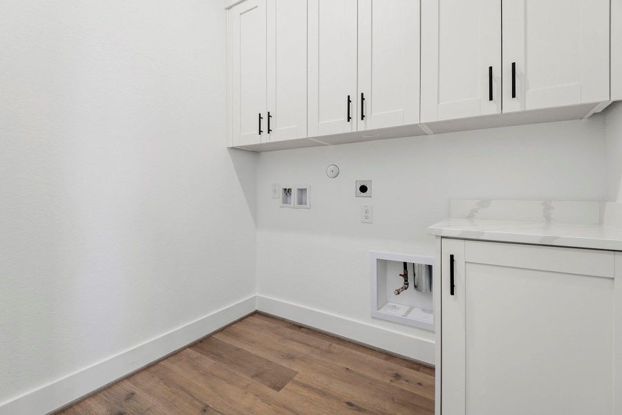 Spacious, unfurnished interior of a new home in Hallimore Ranch, Rosenberg (Image 18).
