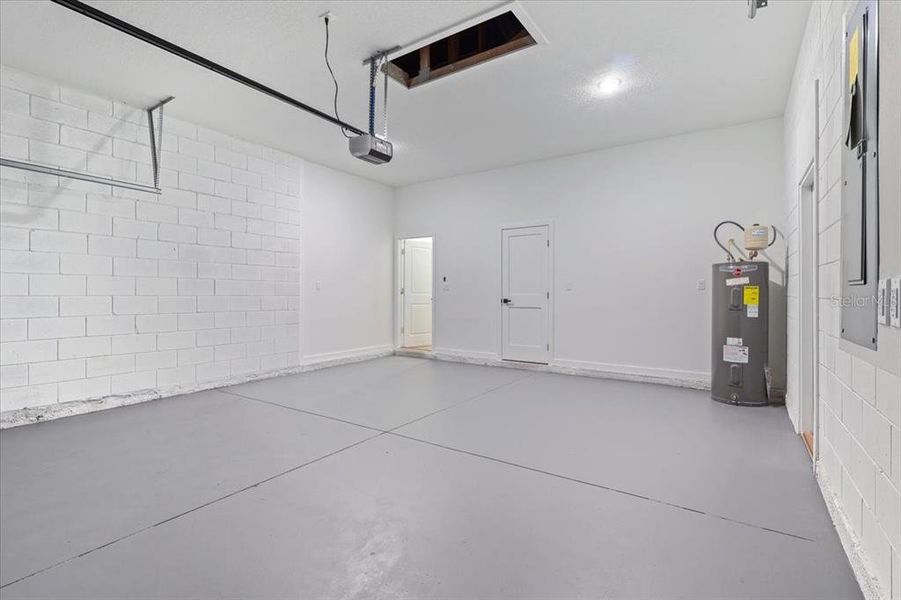 Spacious, unfurnished interior of a new home in , Citrus Springs (Image 18).