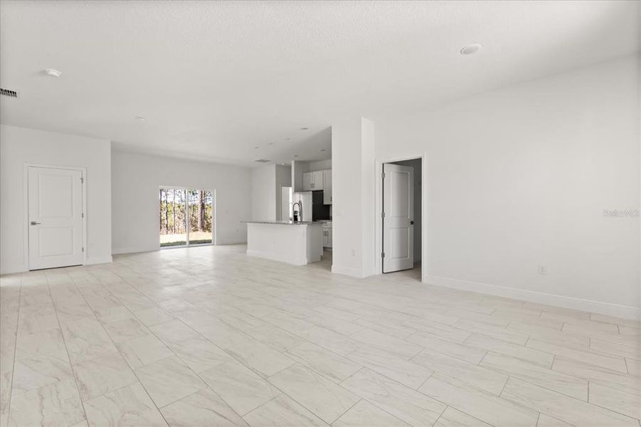 Spacious, unfurnished interior of a new home in , Citrus Springs (Image 24).