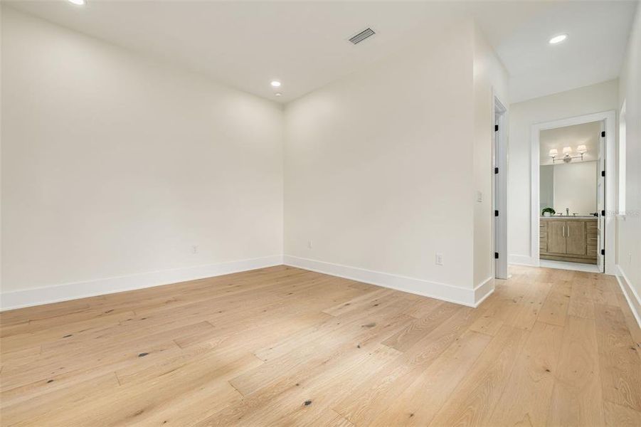 Spacious, unfurnished interior of a new home in , Tampa (Image 58).