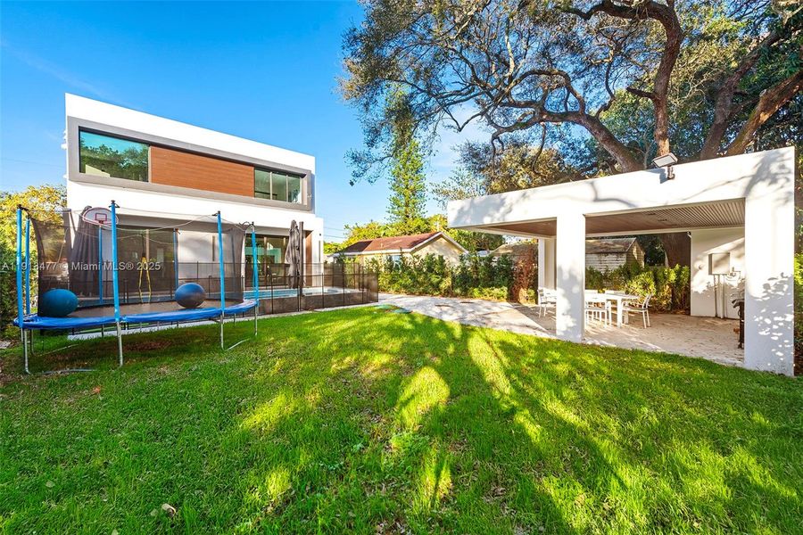 Exterior details and patio area of a home in , North Miami Beach (Image 3).