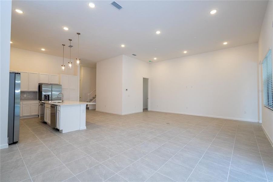 Spacious, unfurnished interior of a new home in , Orlando (Image 45).