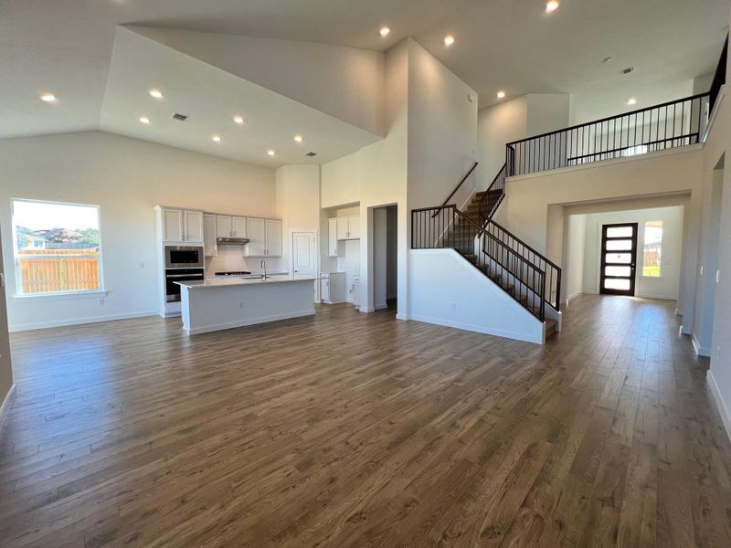 Spacious, unfurnished interior of a new home in Rosenbusch Ranch, Leander (Image 8).