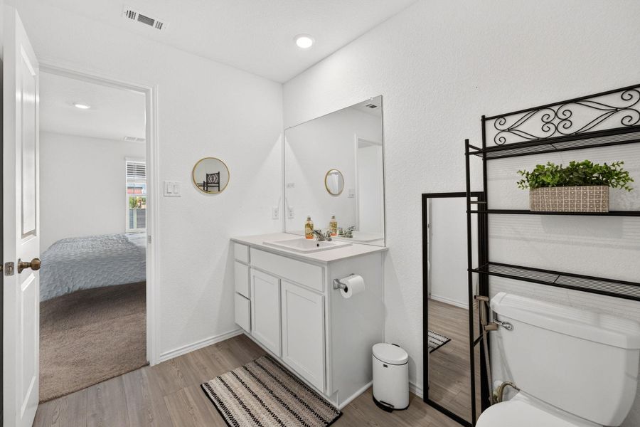 Furnished interior view inside a new home in Elm Creek, Elgin (Image 17).