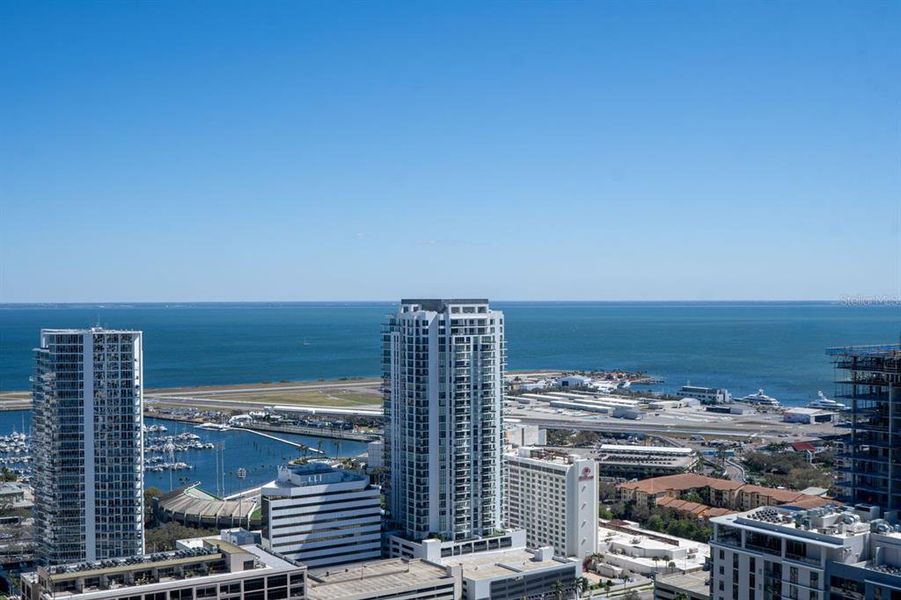 Condo located in St. Petersburg, FL showcasing its design and architecture (Image 38).