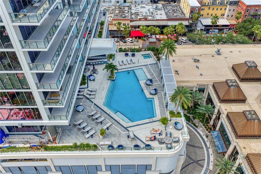 Condo located in St. Petersburg, FL showcasing its design and architecture (Image 22).