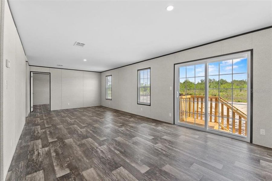 Spacious, unfurnished interior of a new home in , Crystal River (Image 17).