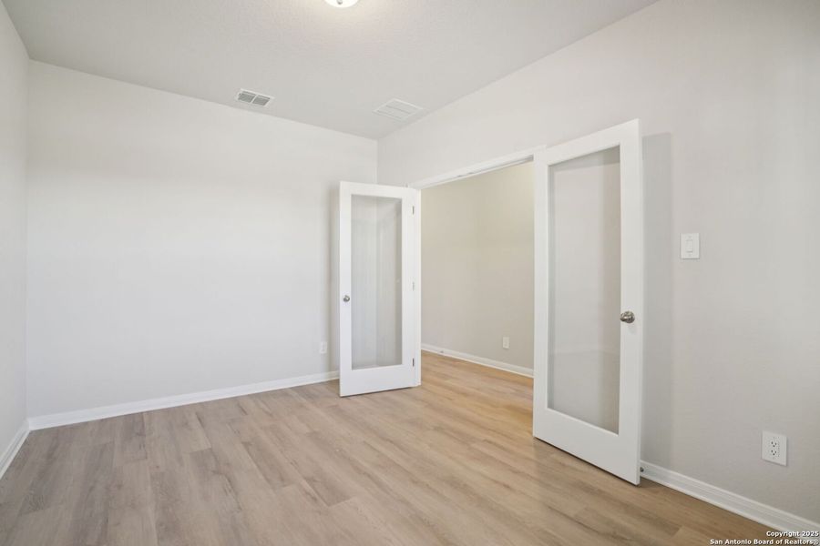 Spacious, unfurnished interior of a new home in Royal Crest, San Antonio (Image 18).