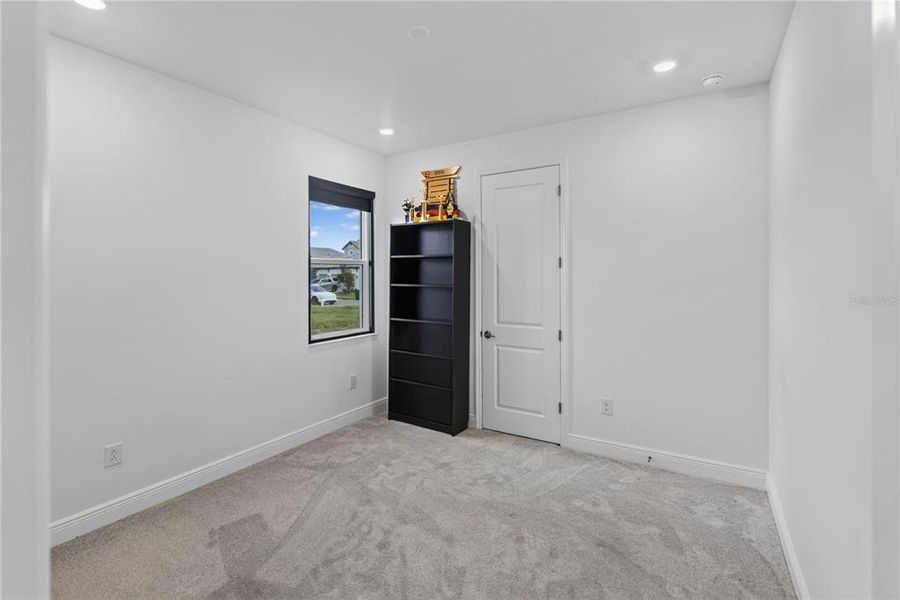 Spacious, unfurnished interior of a new home in , Sarasota (Image 23).