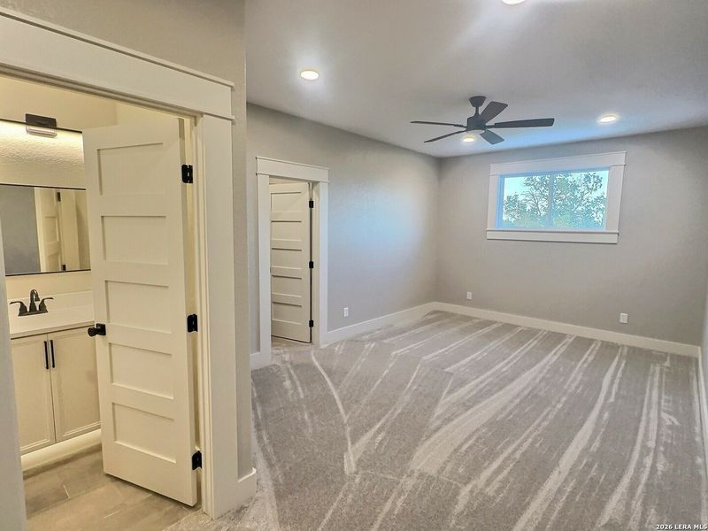 Spacious, unfurnished interior of a new home in , Jourdanton (Image 12).