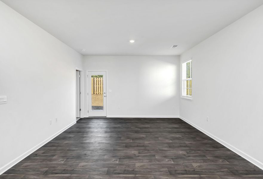 Spacious, unfurnished interior of a new home in Mulberry Landing, Orangeburg (Image 17).