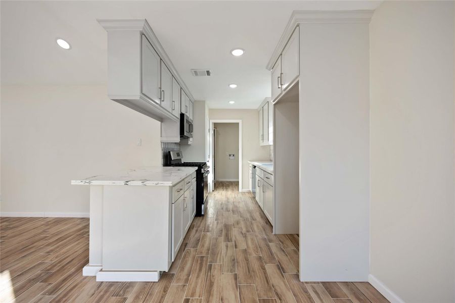 Furnished interior view inside a new home in , Baytown (Image 6).