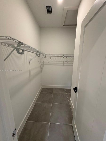 Spacious, unfurnished interior of a new home in , Lehigh Acres (Image 8).