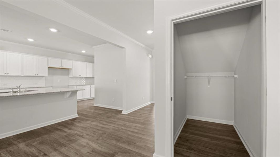 Spacious, unfurnished interior of a new home in Thompson Ridge, Dallas (Image 20).