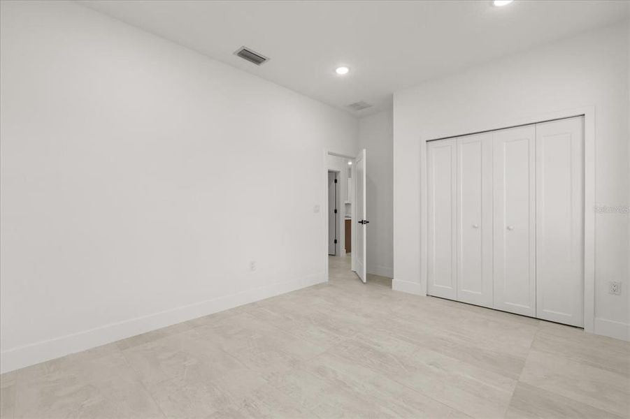 Spacious, unfurnished interior of a new home in , Ocala (Image 24).
