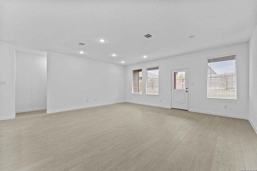 Spacious, unfurnished interior of a new home in Grace Valley, Cibolo (Image 10).