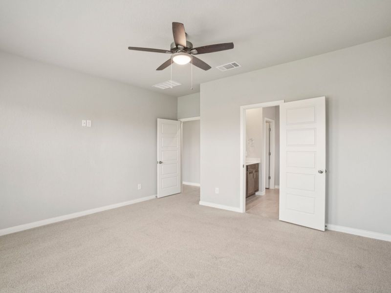 Spacious, unfurnished interior of a new home in Lark Canyon, New Braunfels (Image 18).