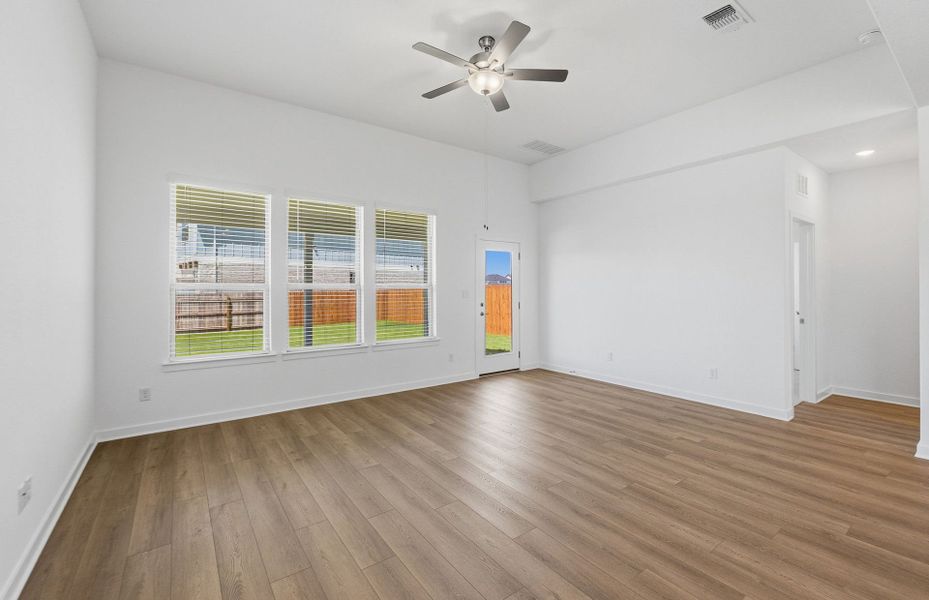 Spacious, unfurnished interior of a new home in Santa Rita Ranch, Liberty Hill (Image 45).