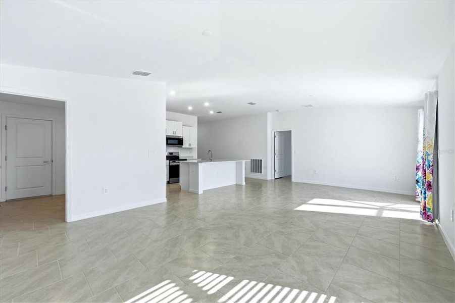 Spacious, unfurnished interior of a new home in Rotonda Lakes, Rotonda West (Image 17).