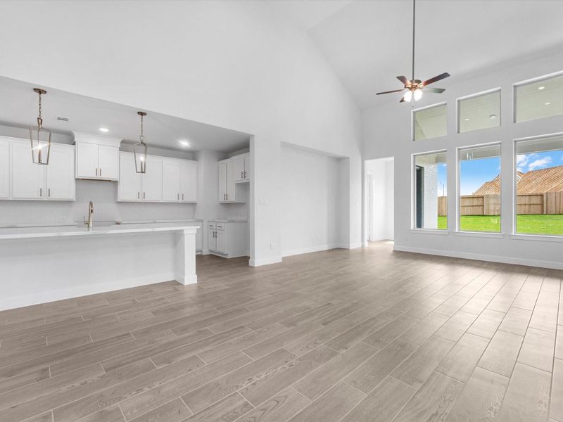 Spacious, unfurnished interior of a new home in Sienna, Missouri City (Image 12).