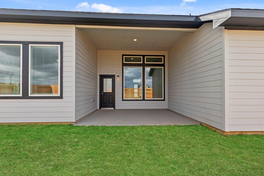 Exterior details and patio area of a home in Attwater, Waller (Image 4).